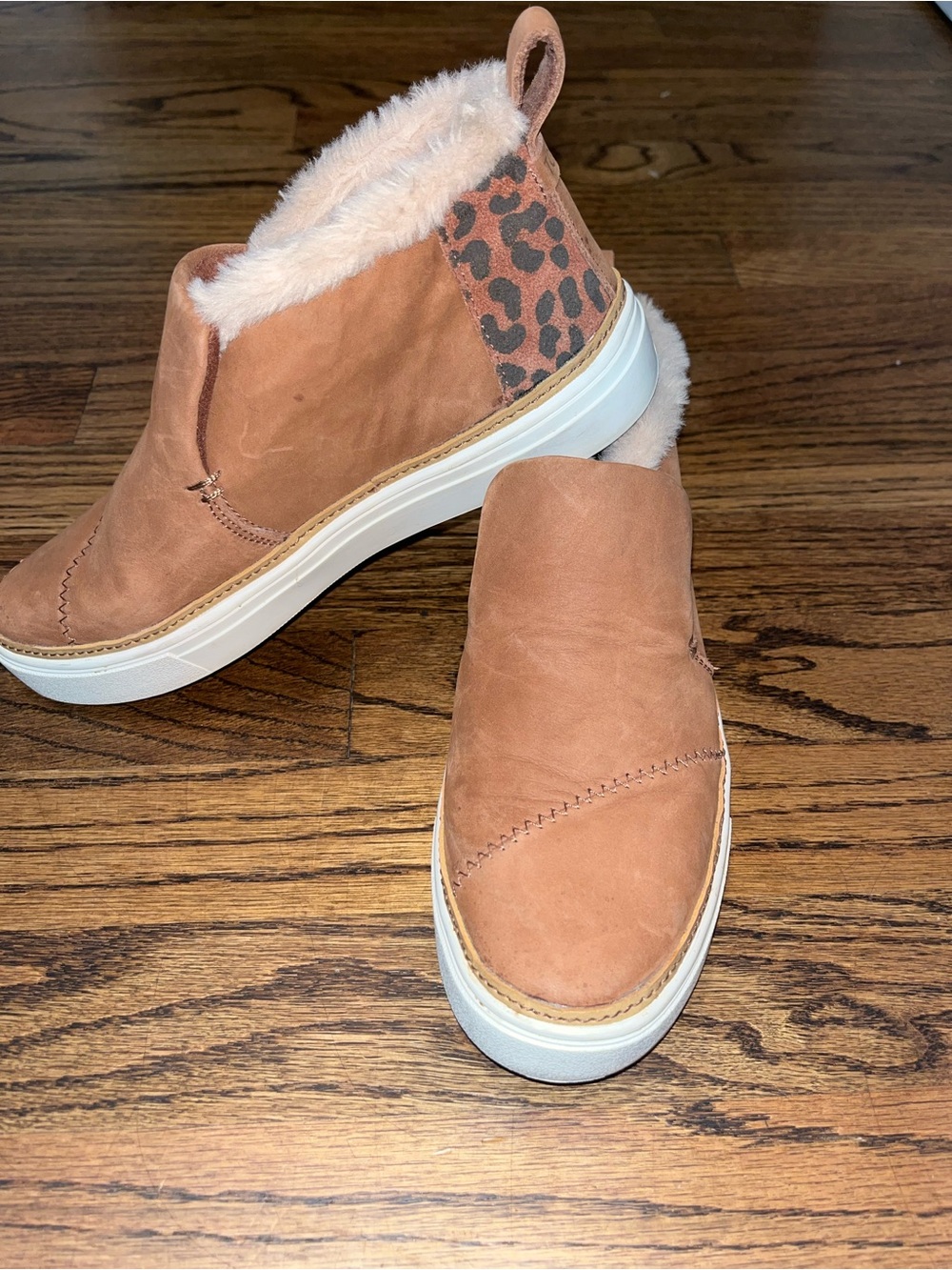Tons shoes women 6 Paxton sneaker tan suede faux fur top slip on Leanard